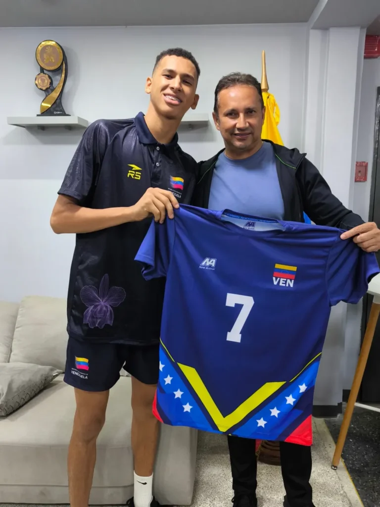 voleibol - El presidente de la Federacion Venezolana de Voleibol @josemvasquez1 recibio a los atletas que