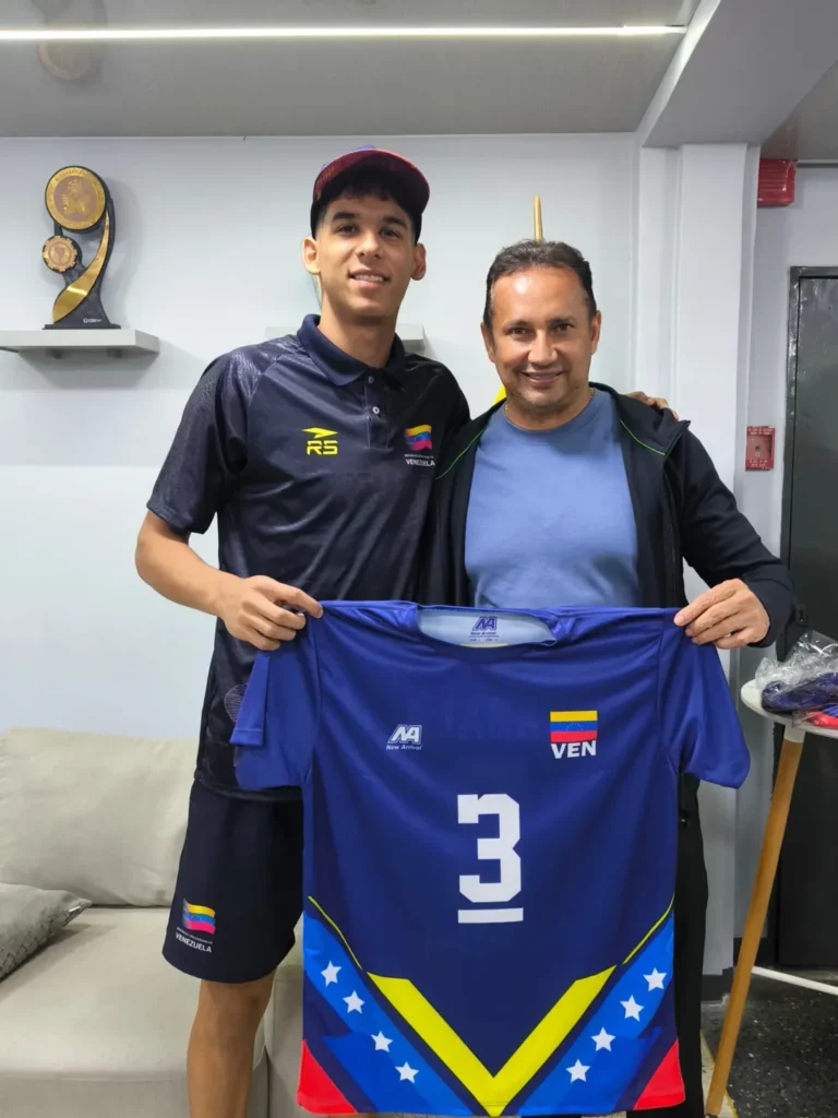 voleibol - El presidente de la Federacion Venezolana de Voleibol @josemvasquez1 recibio a los atletas que 1