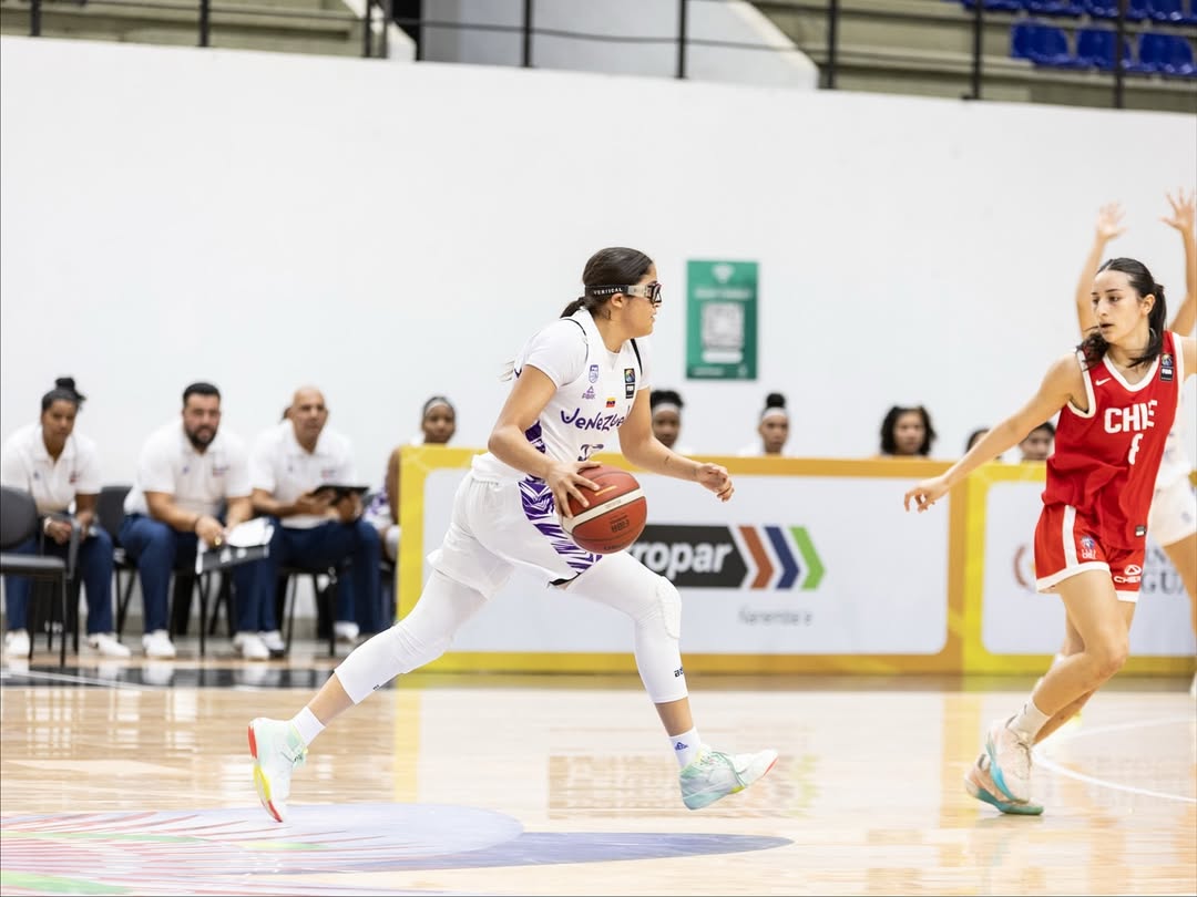 ¡Subcampeonas de América! Ángela Crespo y Venezuela U17 Femenino Logran Histórica Medalla de Plata Nuestra primera jornada en Asuncion 📍. 📸 @americupw @fiba 🤝 Presentado por @marcapaisven Ángela Crespo Venezuela U17 Femenino
