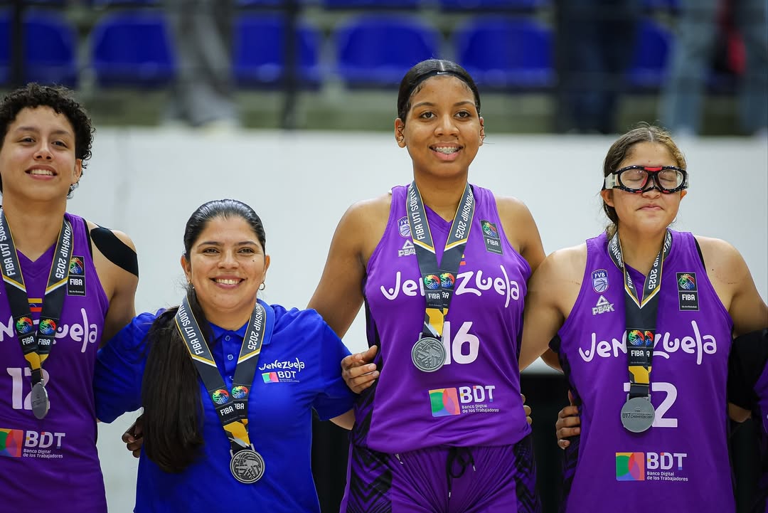 ¡Subcampeonas de América! Ángela Crespo y Venezuela U17 Femenino Logran Histórica Medalla de Plata 💜🇻🇪 Nuestro camino continua. 📸 @americupw @fiba 2 Ángela Crespo - 💜🇻🇪 Nuestro camino continua. 📸 @americupw @fiba 2